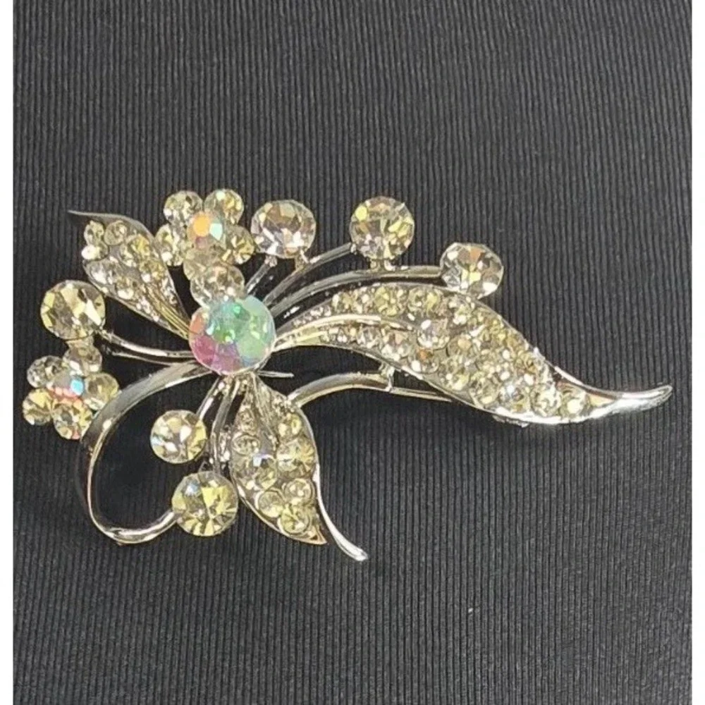 ZYN Silver Tone Rhinestone Floral‎ Brooch Pin Sparkling Crystal Flower